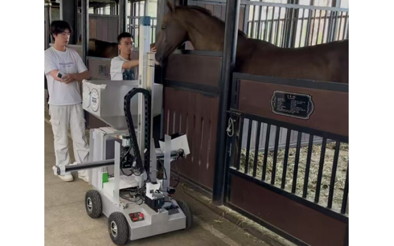 科技領(lǐng)&ldquo;飼&rdquo;：馬房智能飼喂機(jī)器人亮相汗血馬基地